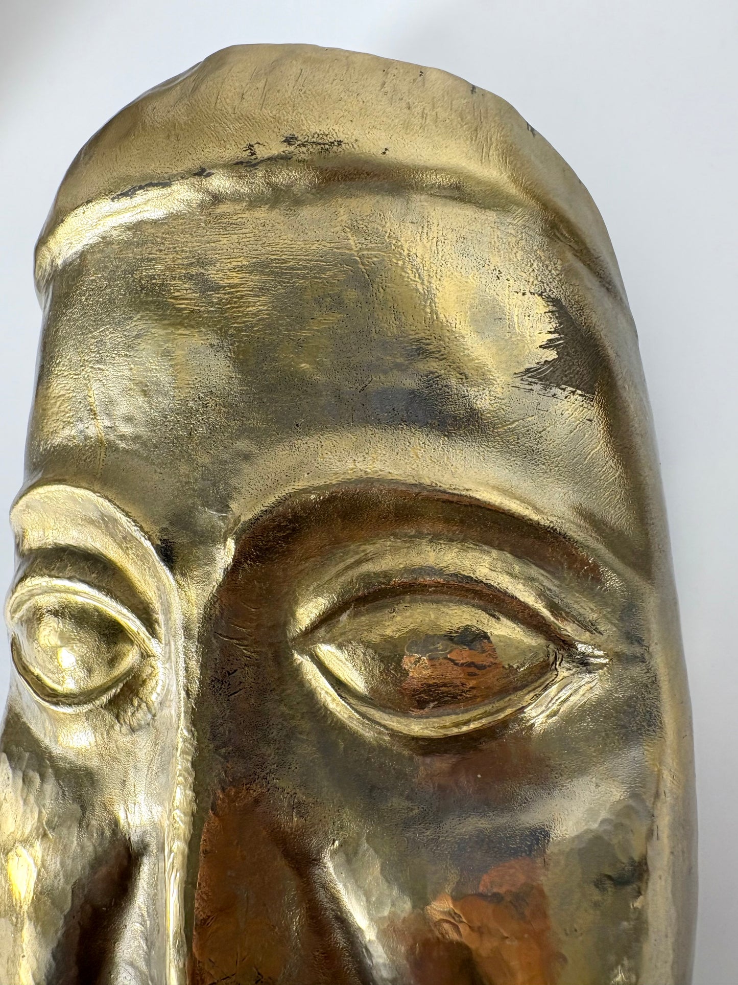 Abstrakte handgefertigte Aluminium Maske in gold mit Wandaufhängung
