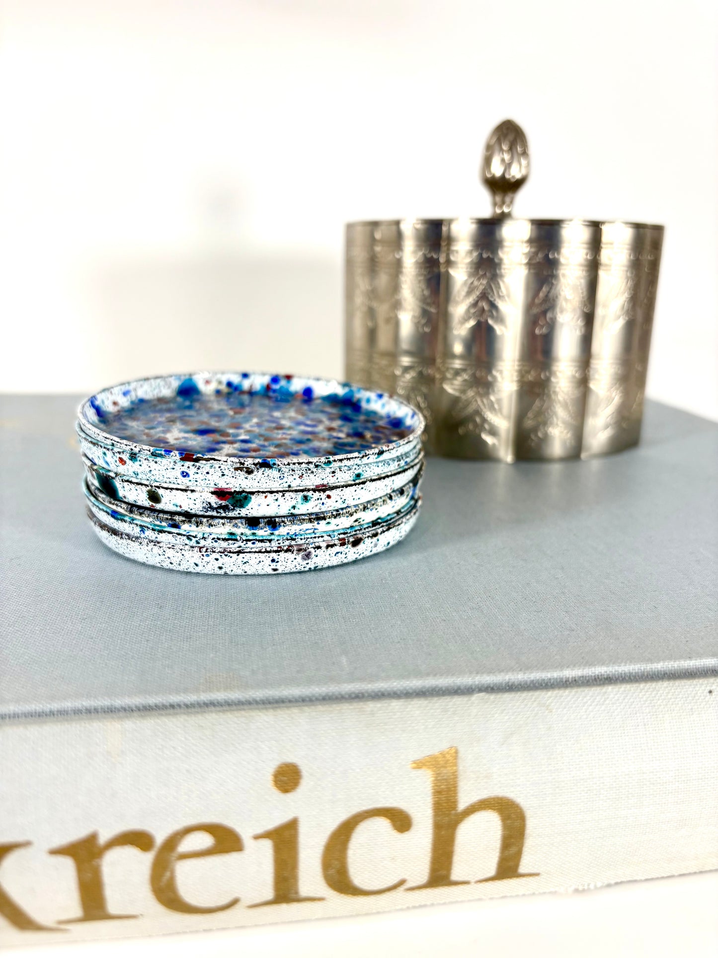 Bunt emaillierte Untersetzer aus den 70er Jahren mit Fleckenmuster (6er Set)