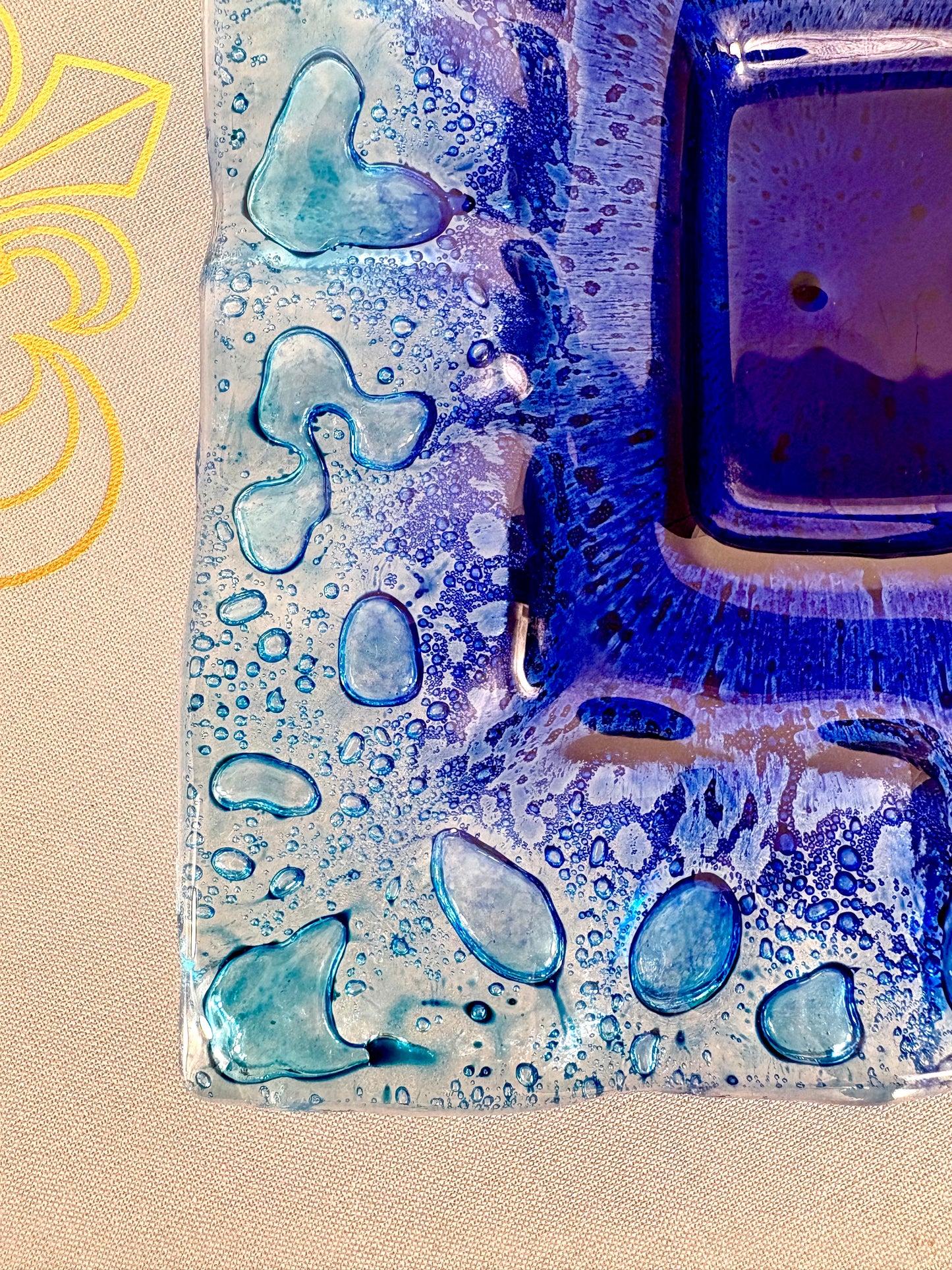 Italienische blaue Glasschale im Murano-Stil mit kunstvoll kontrollierten Blaseneinschlüssen