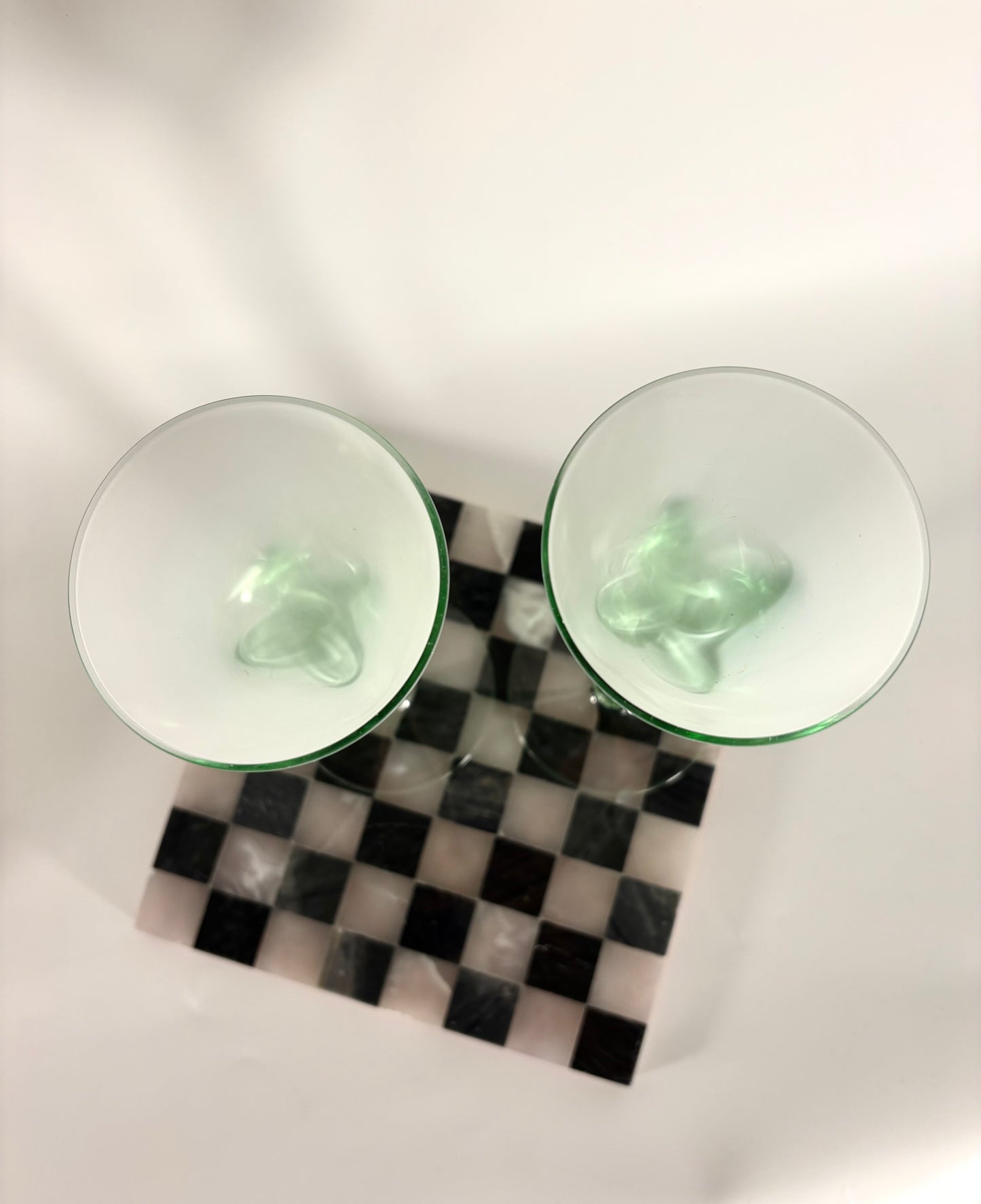 Mundgeblasene Vintage Kerzenhalter in Blumenform mit weißem Glas und lindgrünem gedrehten Stiel (2er Set)