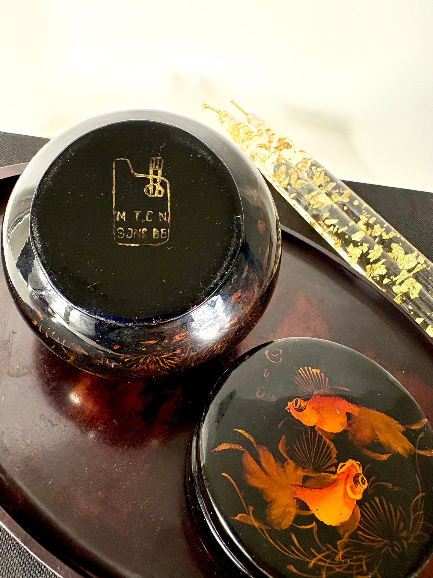 Set aus Lackdosen mit handgemalten Goldfischmotiven und Serviertablett, Vietnam