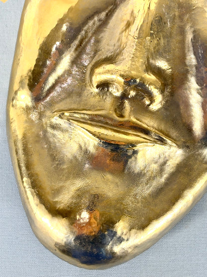Abstrakte handgefertigte Aluminium Maske in gold mit Wandaufhängung