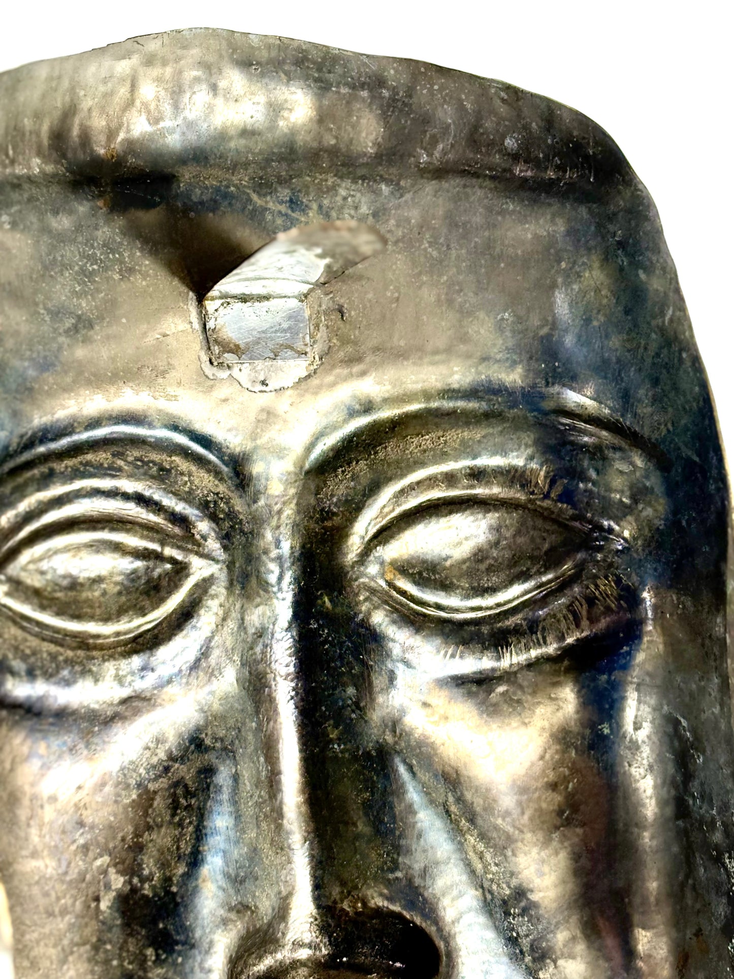 Abstrakte handgefertigte Aluminium Maske in gold mit Wandaufhängung