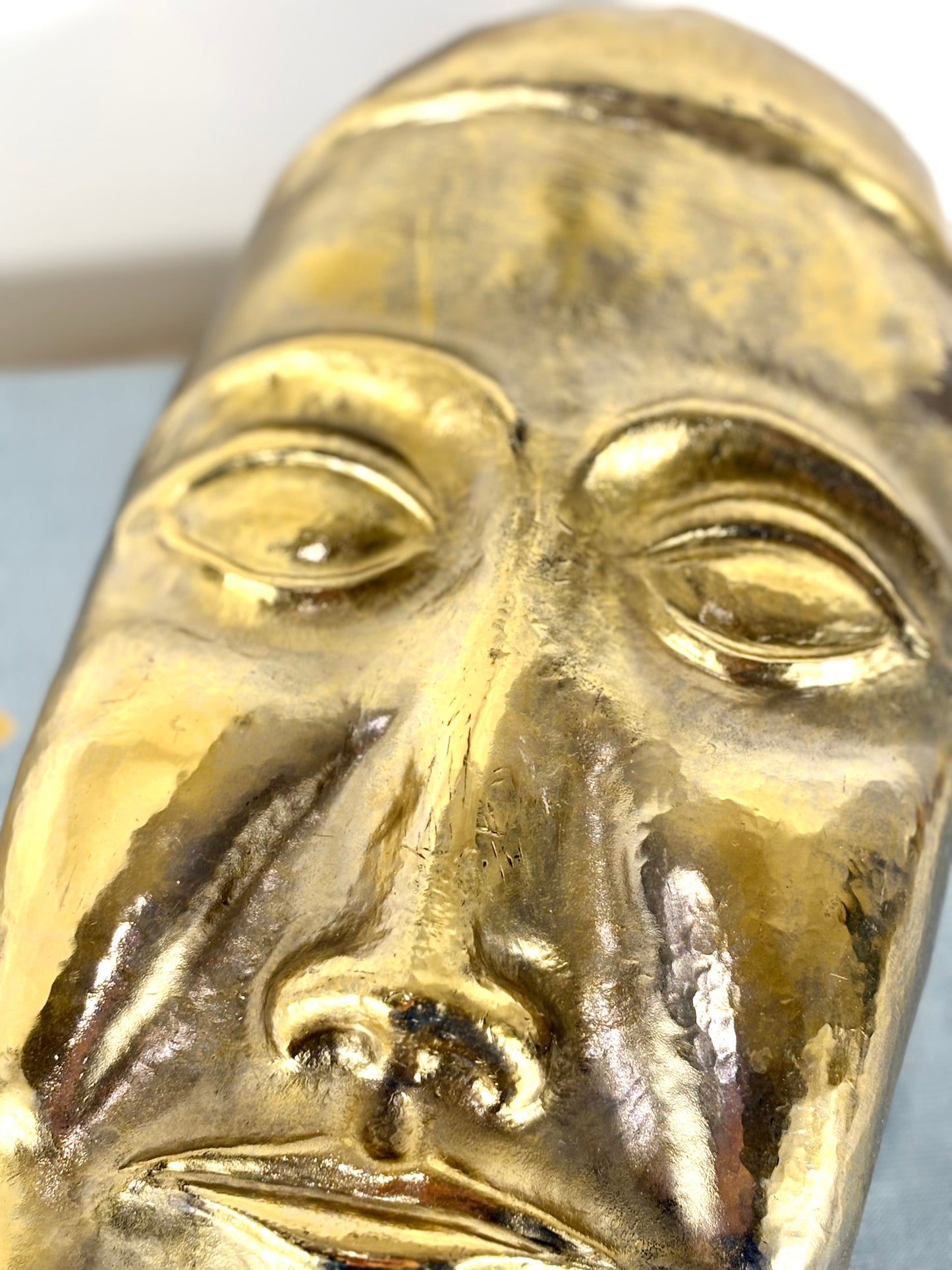 Abstrakte handgefertigte Aluminium Maske in gold mit Wandaufhängung