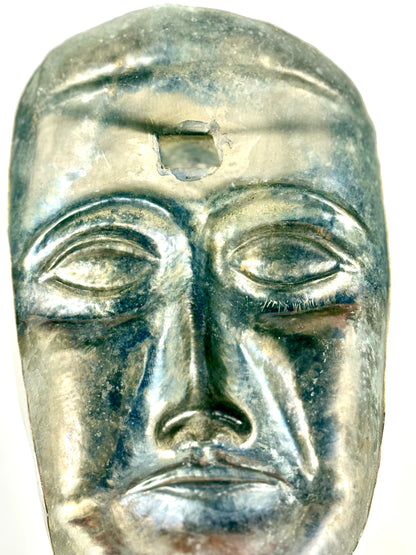 Abstrakte handgefertigte Aluminium Maske in gold mit Wandaufhängung