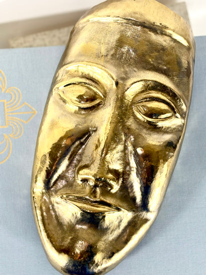 Abstrakte handgefertigte Aluminium Maske in gold mit Wandaufhängung