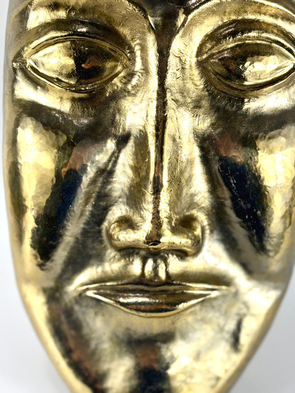 Abstrakte handgefertigte Aluminium Maske in gold mit Wandaufhängung