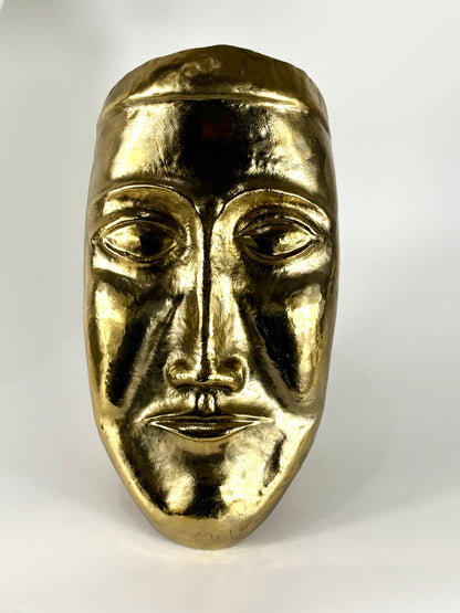 Abstrakte handgefertigte Aluminium Maske in gold mit Wandaufhängung