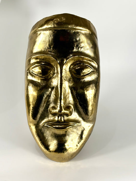 Abstrakte handgefertigte Aluminium Maske in gold mit Wandaufhängung