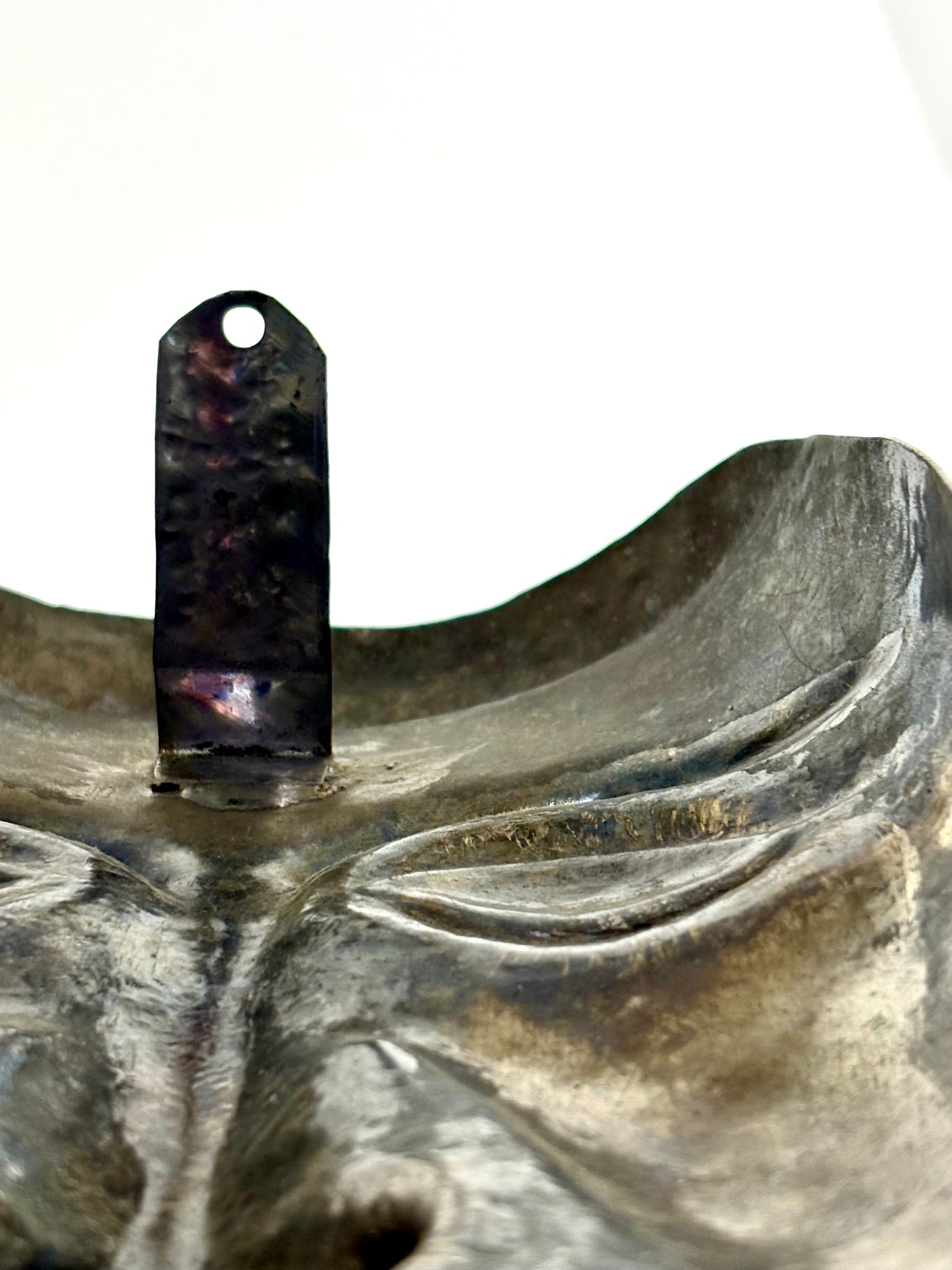 Abstrakte handgefertigte Aluminium Maske in gold mit Wandaufhängung