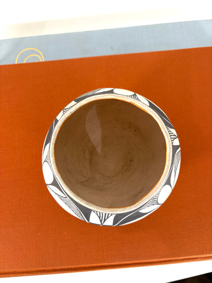 Southwestern Native American Acoma Keramikvase mit feinem Linienmuster