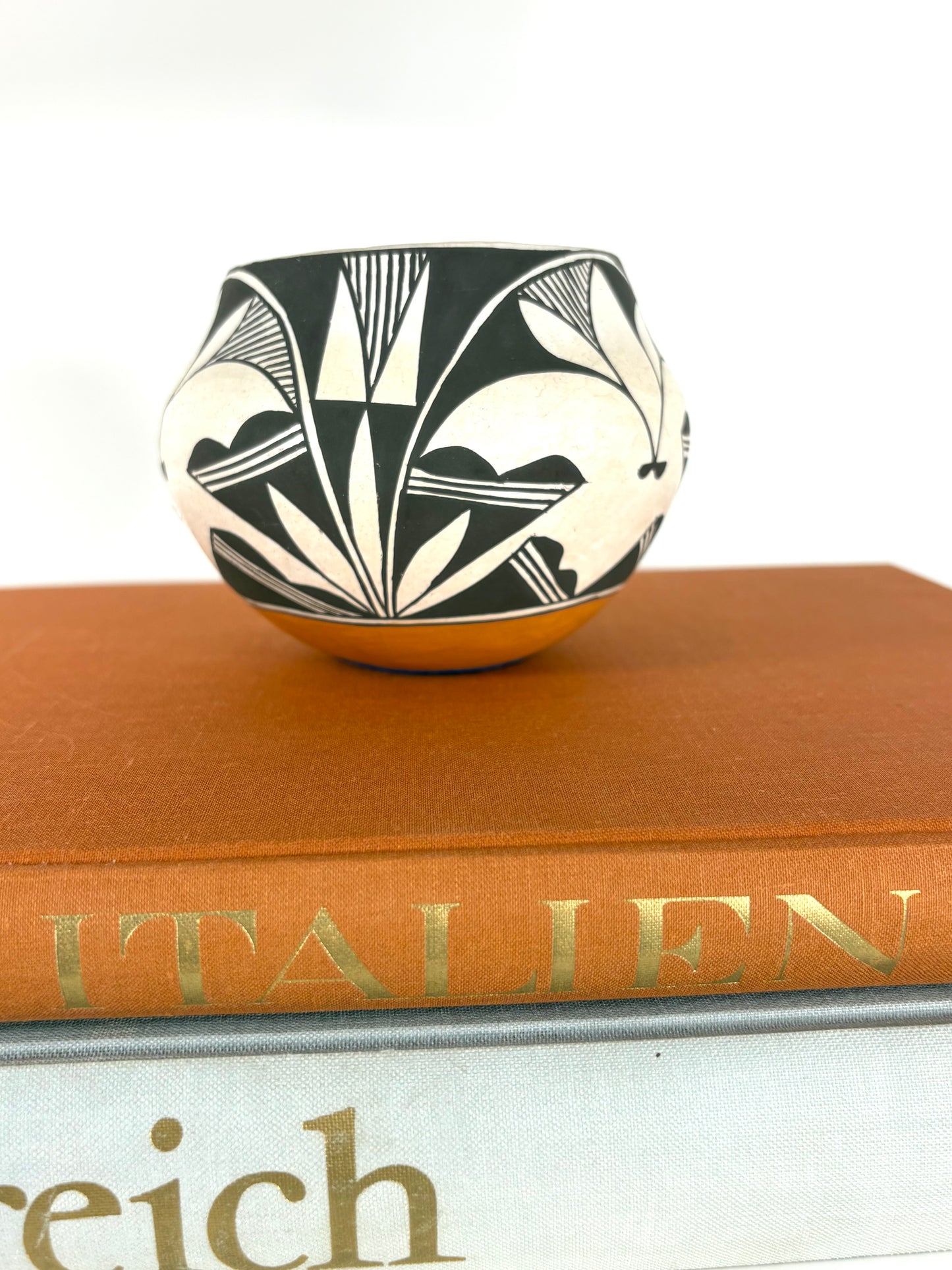 Southwestern Native American Acoma Keramikvase mit feinem Linienmuster