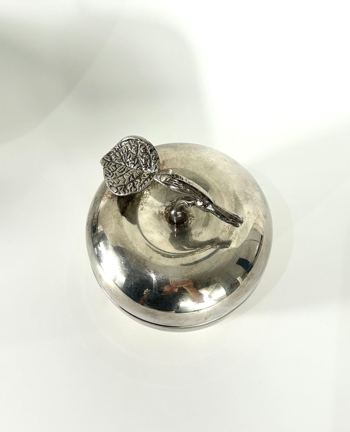 Versilberte Dose in Apfelform mit detaillierten Blattwerk, Italien 1970er Jahre