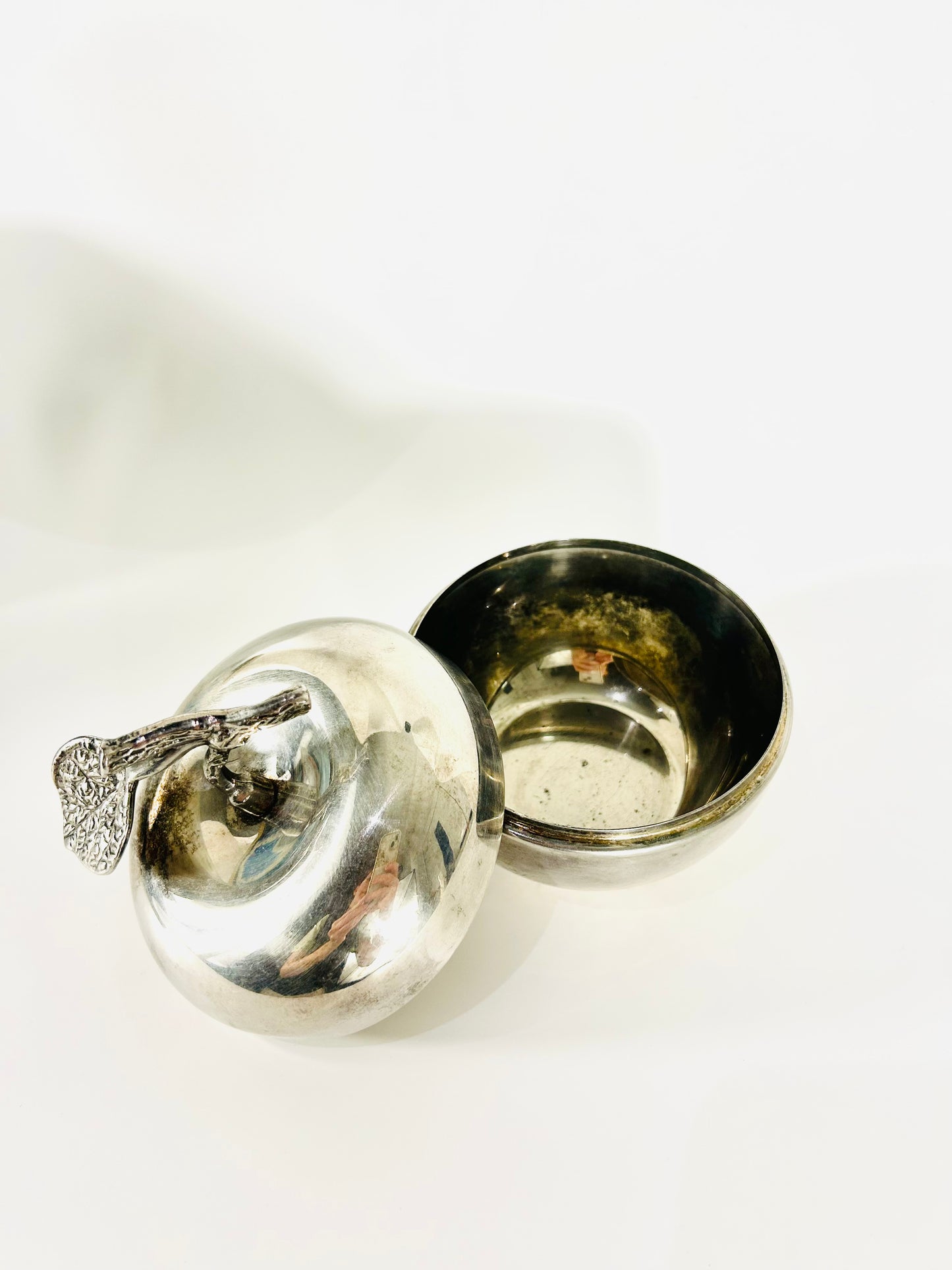 Versilberte Dose in Apfelform mit detaillierten Blattwerk, Italien 1970er Jahre