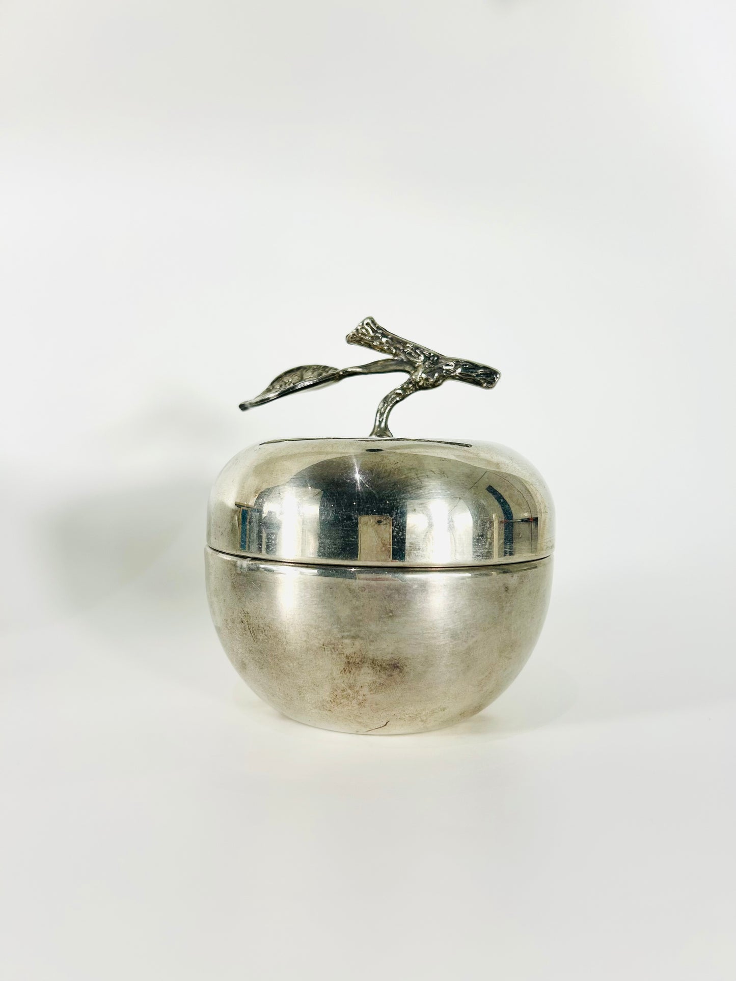 Versilberte Dose in Apfelform mit detaillierten Blattwerk, Italien 1970er Jahre