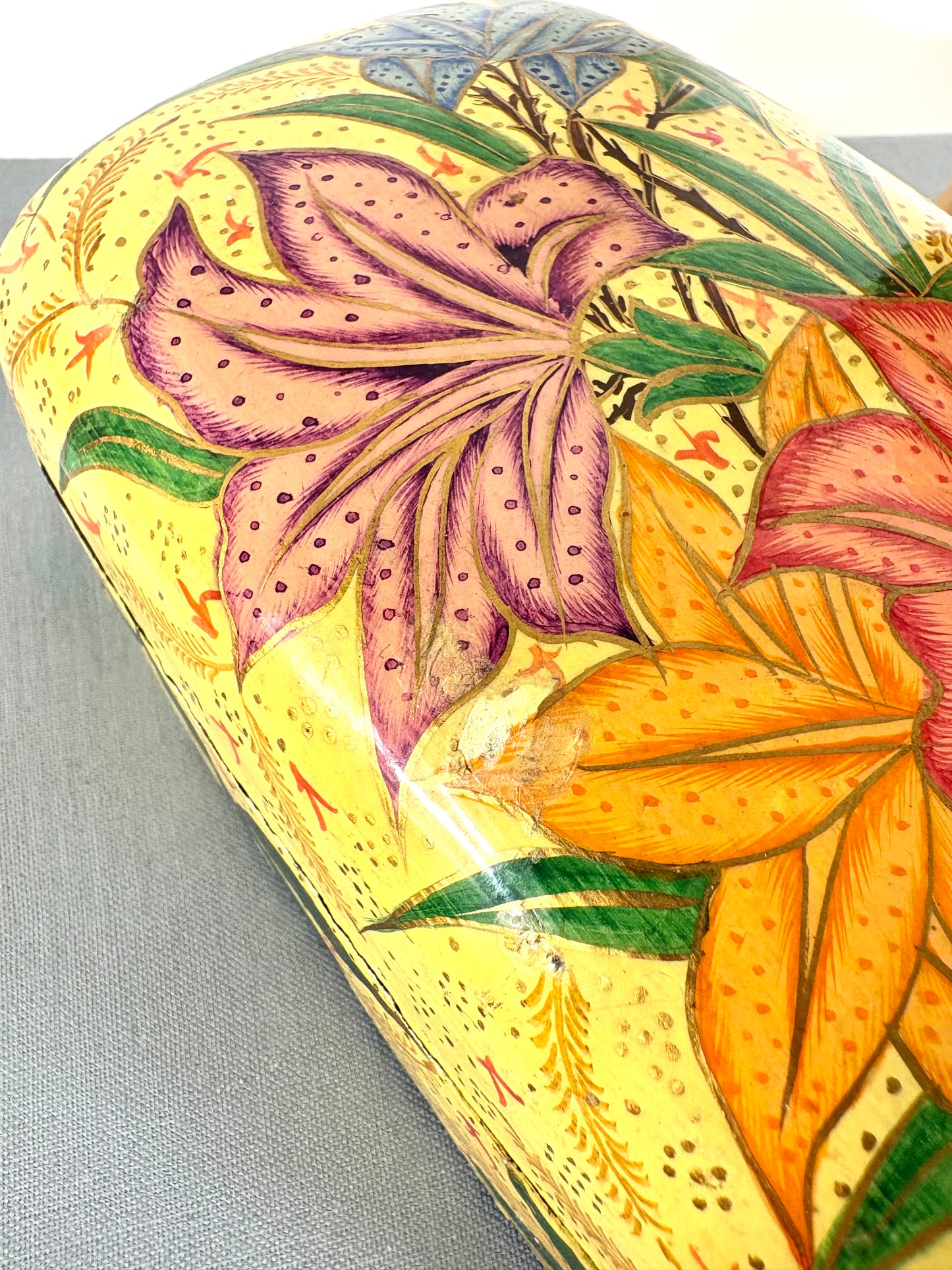 Handbemalte Schmuckschachtel mit Deckel aus lackiertem Kashmiri-Pappmaché mit floralen Muster