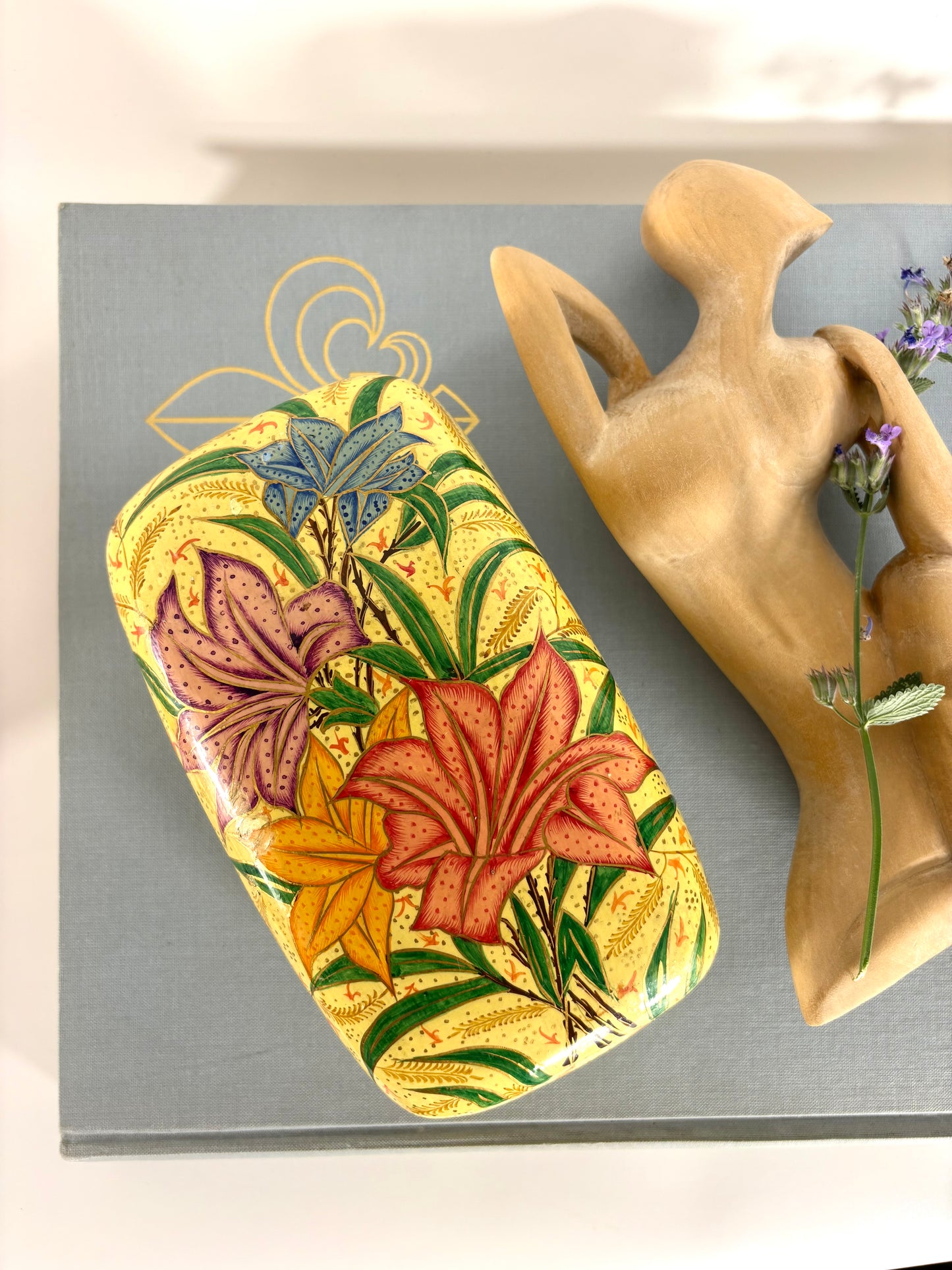 Handbemalte Schmuckschachtel mit Deckel aus lackiertem Kashmiri-Pappmaché mit floralen Muster