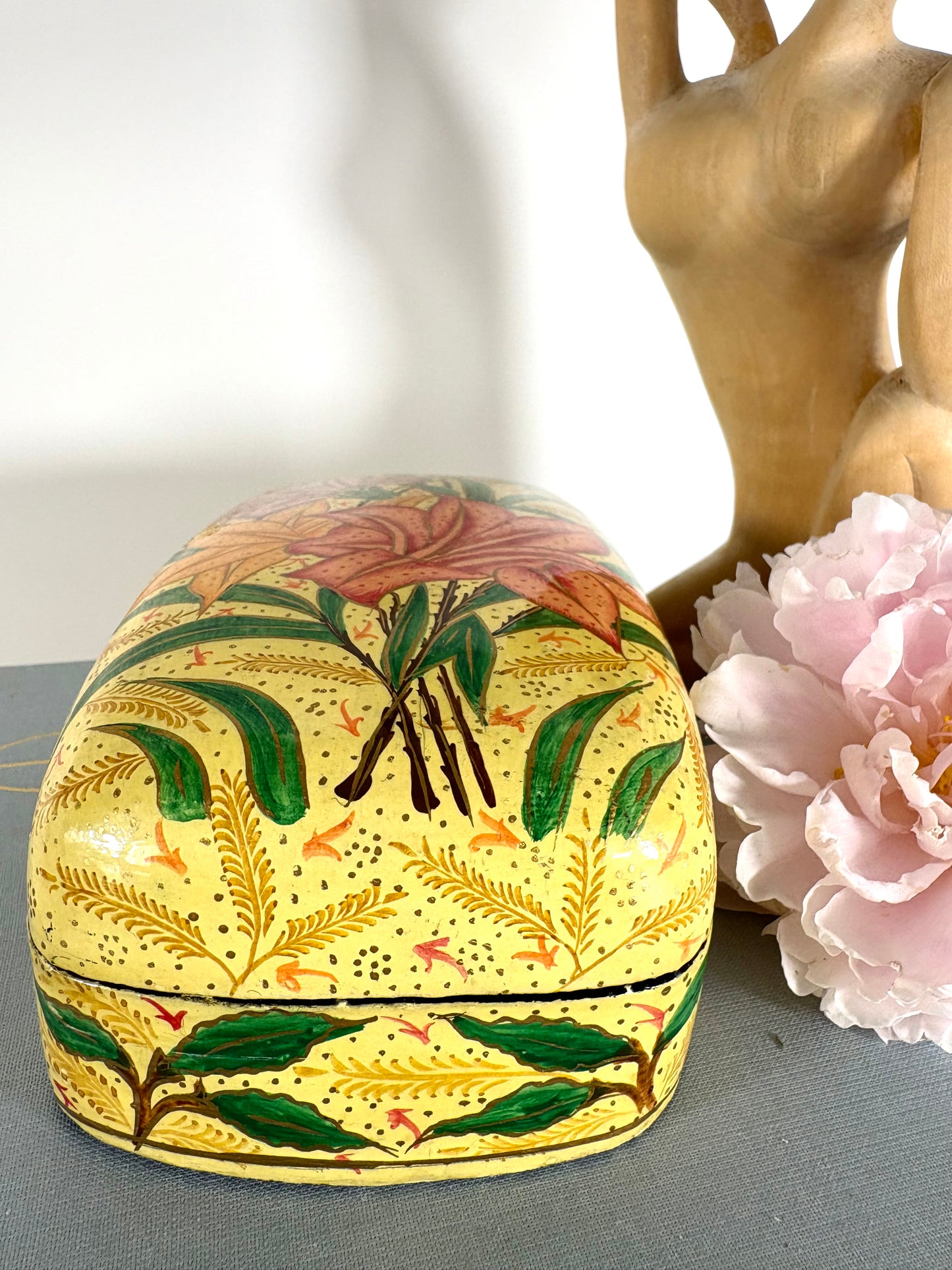 Handbemalte Schmuckschachtel mit Deckel aus lackiertem Kashmiri-Pappmaché mit floralen Muster