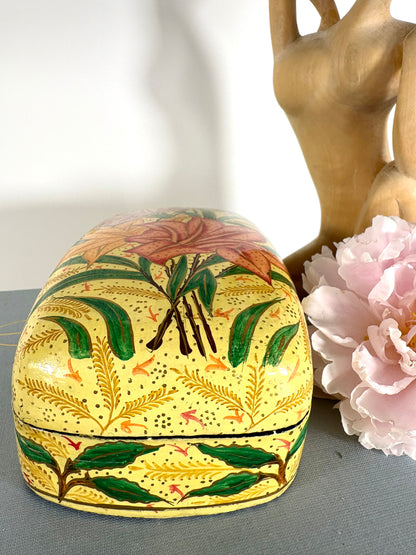 Handbemalte Schmuckschachtel mit Deckel aus lackiertem Kashmiri-Pappmaché mit floralen Muster