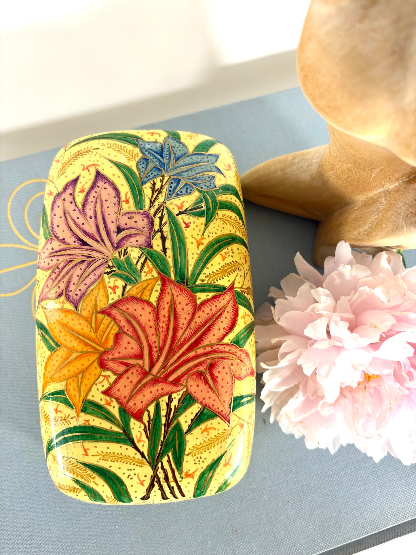 Handbemalte Schmuckschachtel mit Deckel aus lackiertem Kashmiri-Pappmaché mit floralen Muster