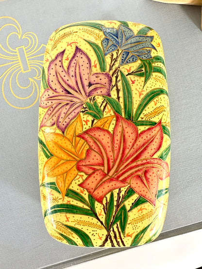 Handbemalte Schmuckschachtel mit Deckel aus lackiertem Kashmiri-Pappmaché mit floralen Muster