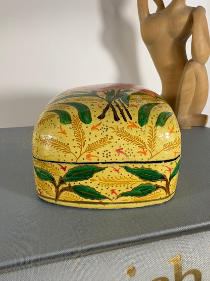 Handbemalte Schmuckschachtel mit Deckel aus lackiertem Kashmiri-Pappmaché mit floralen Muster