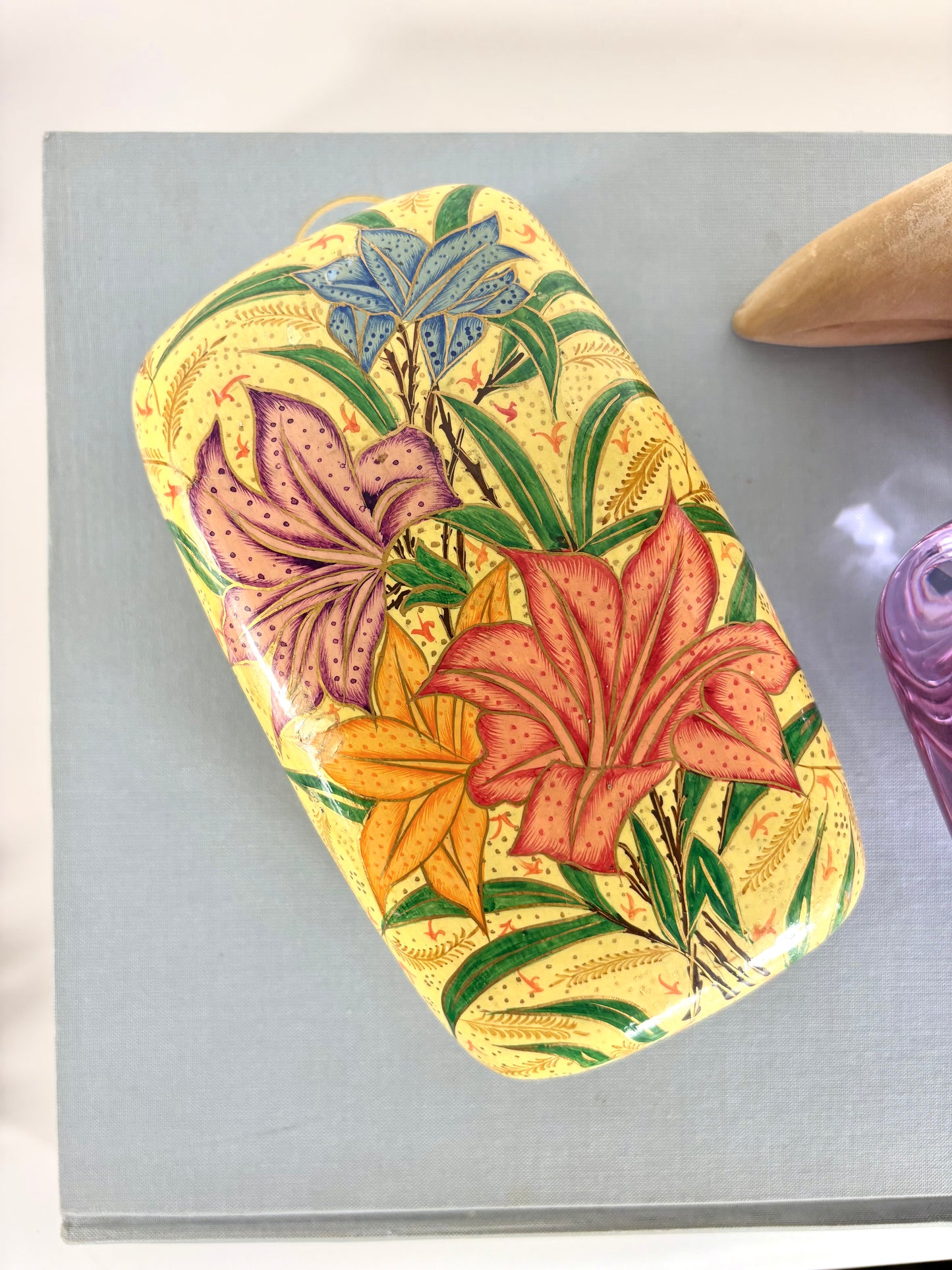 Handbemalte Schmuckschachtel mit Deckel aus lackiertem Kashmiri-Pappmaché mit floralen Muster