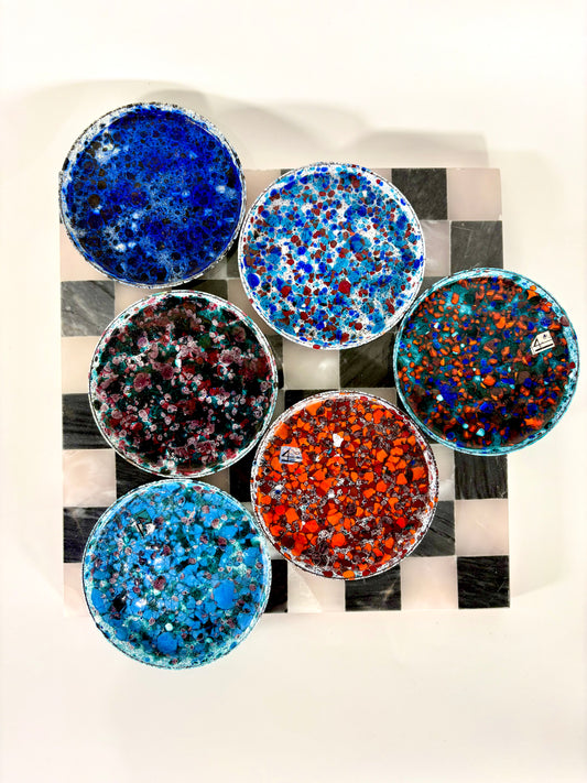 Bunt emaillierte Untersetzer aus den 70er Jahren mit Fleckenmuster (6er Set)