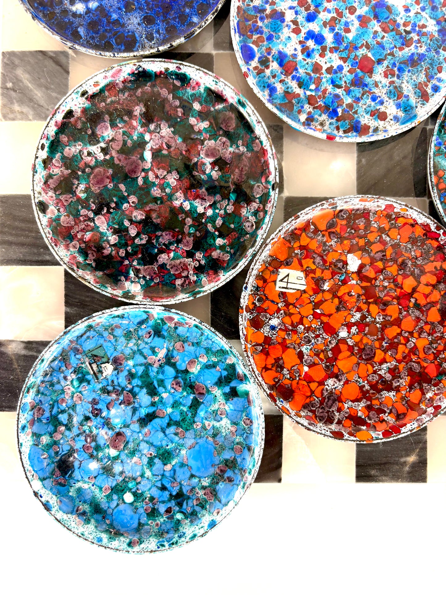 Bunt emaillierte Untersetzer aus den 70er Jahren mit Fleckenmuster (6er Set)