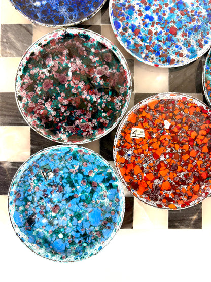 Bunt emaillierte Untersetzer aus den 70er Jahren mit Fleckenmuster (6er Set)