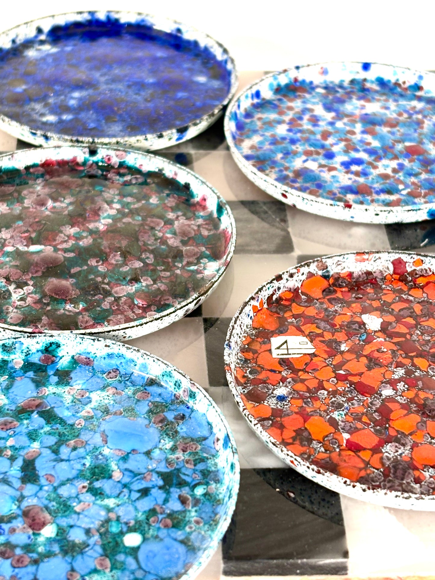 Bunt emaillierte Untersetzer aus den 70er Jahren mit Fleckenmuster (6er Set)