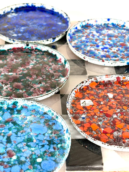 Bunt emaillierte Untersetzer aus den 70er Jahren mit Fleckenmuster (6er Set)