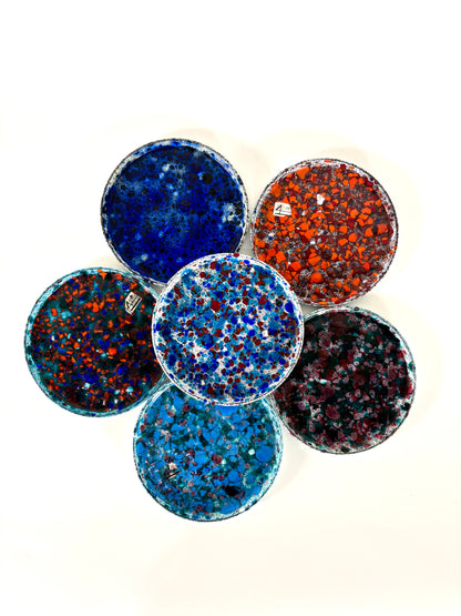 Bunt emaillierte Untersetzer aus den 70er Jahren mit Fleckenmuster (6er Set)