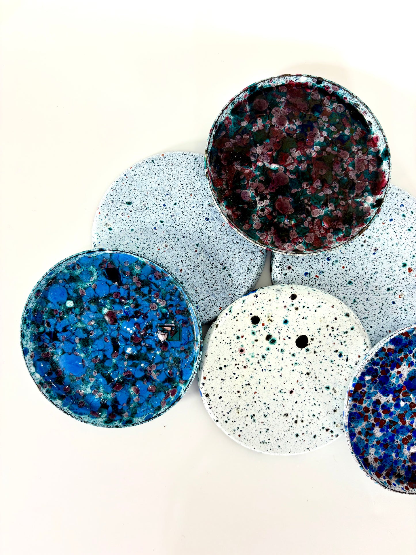 Bunt emaillierte Untersetzer aus den 70er Jahren mit Fleckenmuster (6er Set)