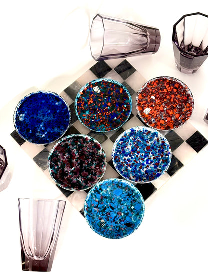 Bunt emaillierte Untersetzer aus den 70er Jahren mit Fleckenmuster (6er Set)