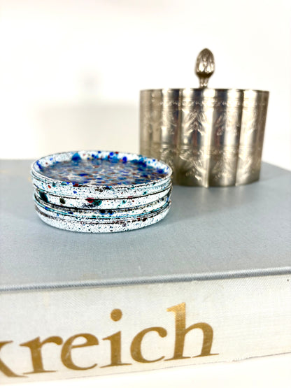 Bunt emaillierte Untersetzer aus den 70er Jahren mit Fleckenmuster (6er Set)