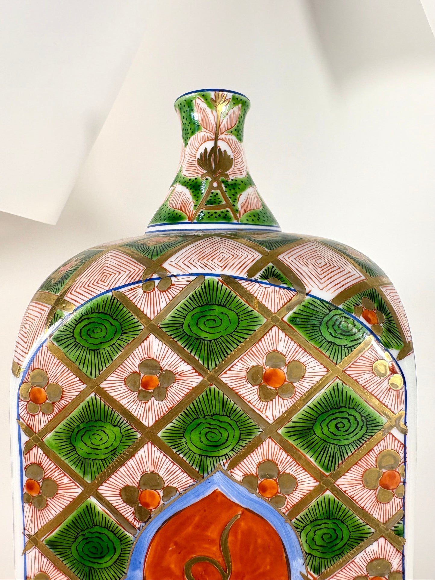 Große handbemalte Chinesische Flaschenvase aus Porzellan mit Signatur