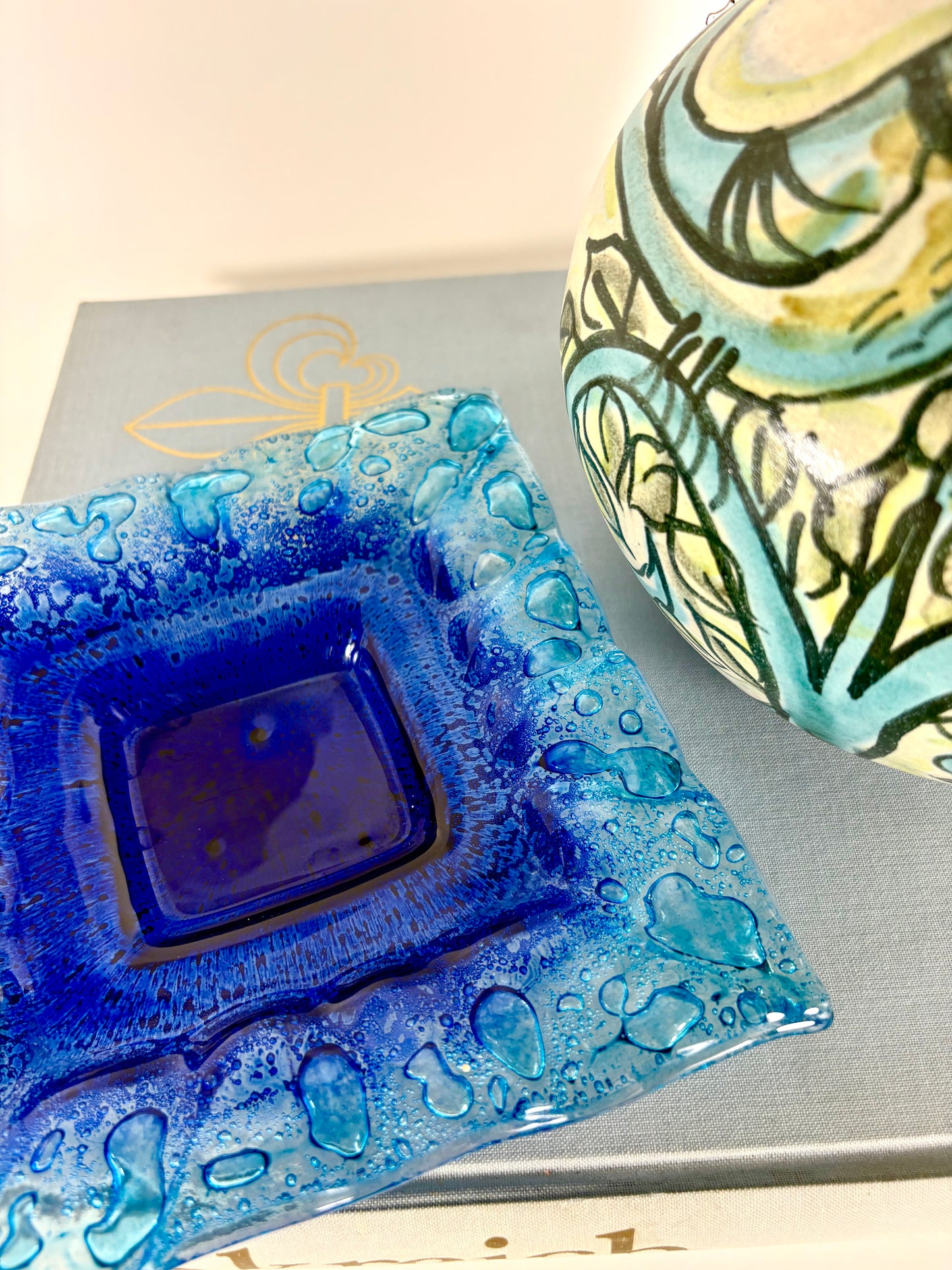 Italienische blaue Glasschale im Murano-Stil mit kunstvoll kontrollierten Blaseneinschlüssen