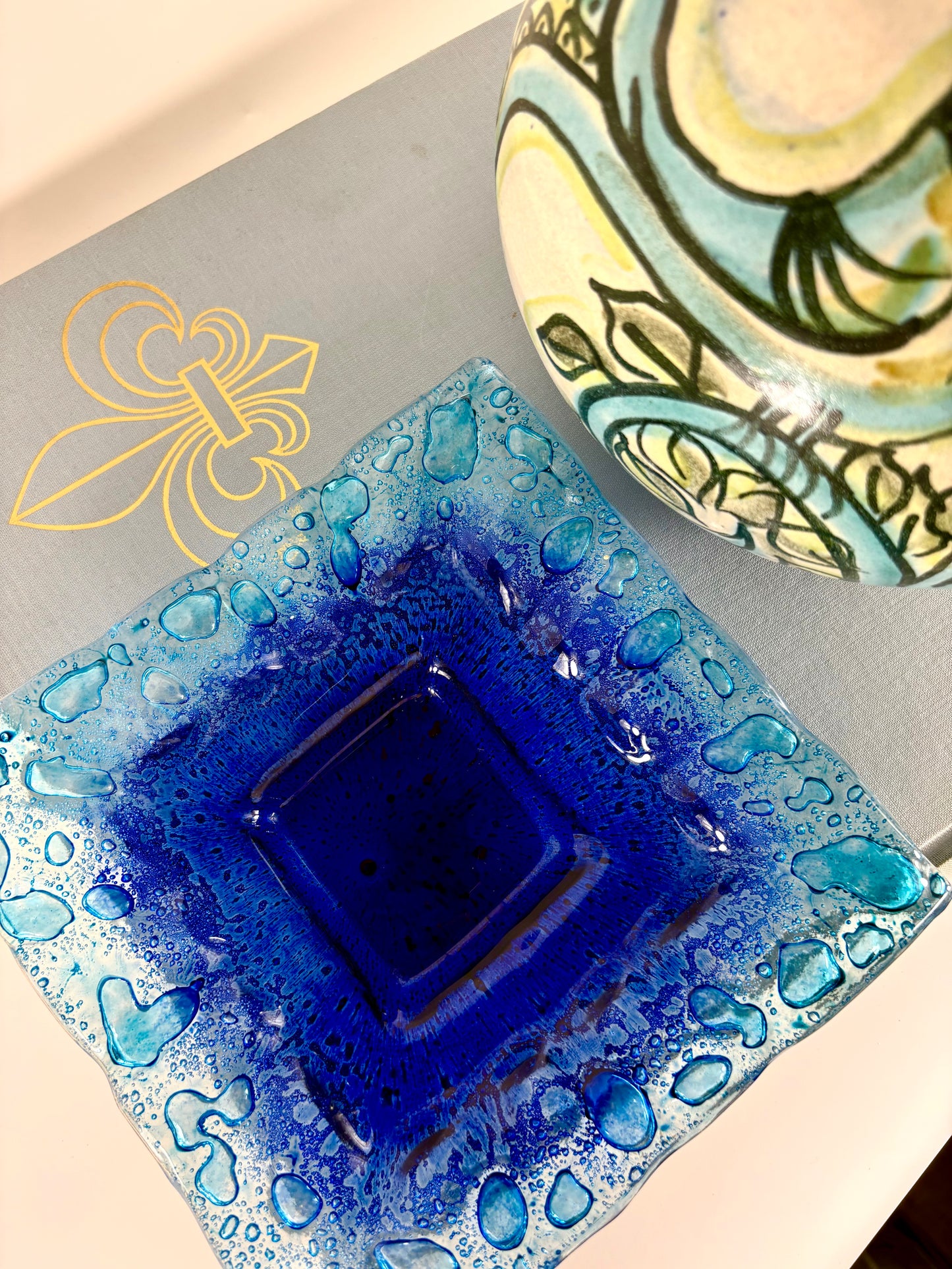 Italienische blaue Glasschale im Murano-Stil mit kunstvoll kontrollierten Blaseneinschlüssen