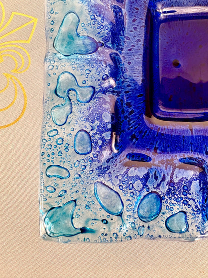 Italienische blaue Glasschale im Murano-Stil mit kunstvoll kontrollierten Blaseneinschlüssen