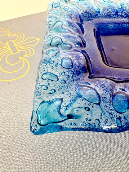 Italienische blaue Glasschale im Murano-Stil mit kunstvoll kontrollierten Blaseneinschlüssen