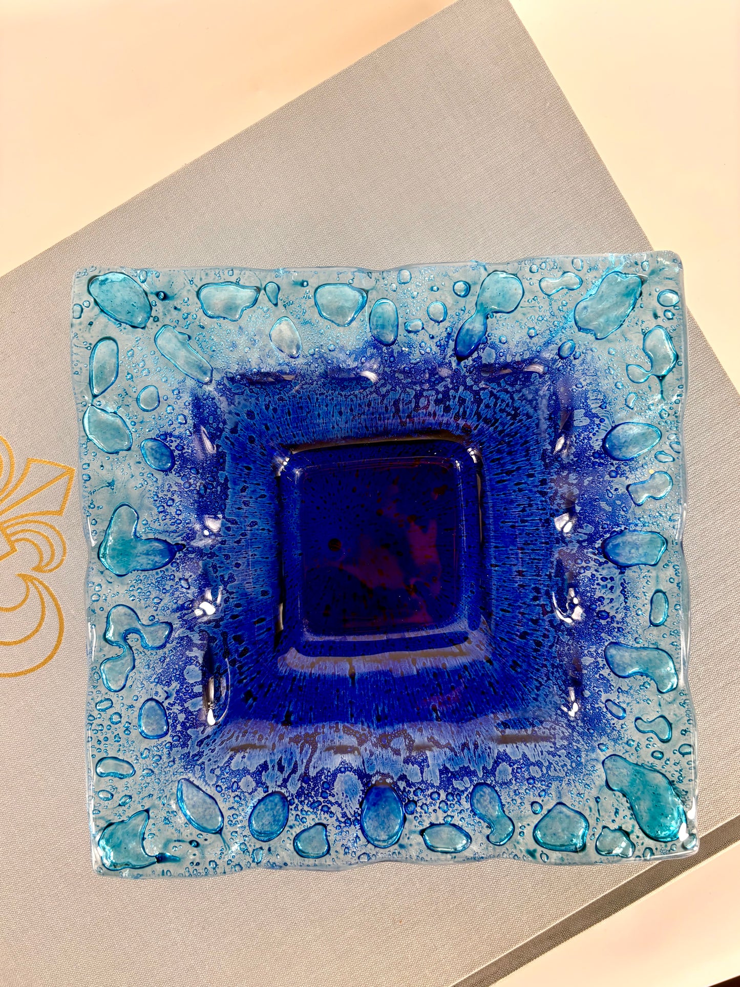 Italienische blaue Glasschale im Murano-Stil mit kunstvoll kontrollierten Blaseneinschlüssen