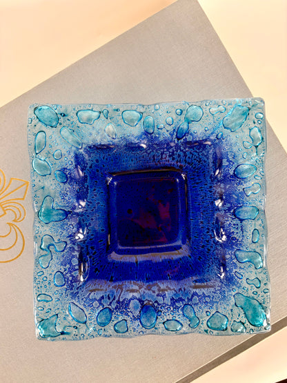 Italienische blaue Glasschale im Murano-Stil mit kunstvoll kontrollierten Blaseneinschlüssen