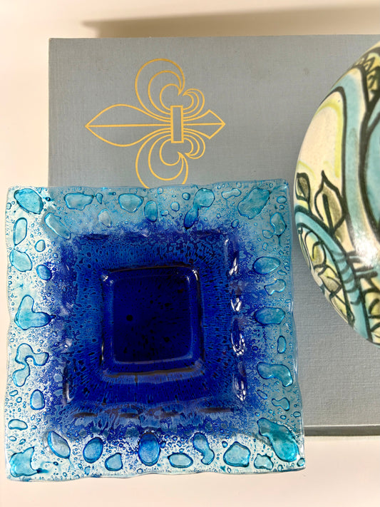 Italienische blaue Glasschale im Murano-Stil mit kunstvoll kontrollierten Blaseneinschlüssen