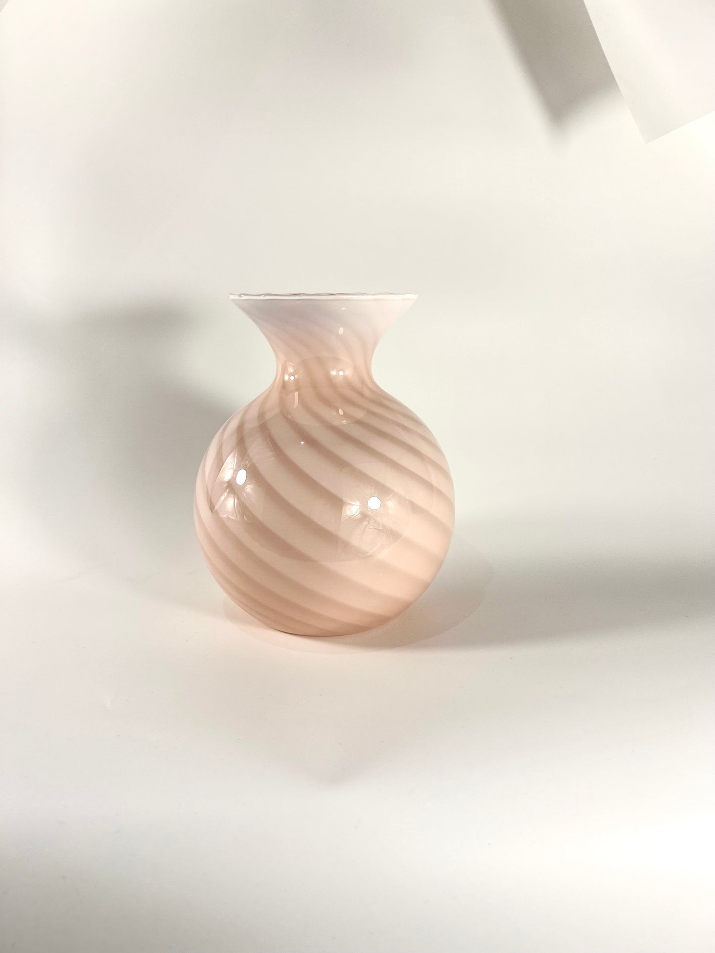 Rosa Murano Venini Swirl Vase mit Wellenrand, Lattimo Filigrana Italy 1970er