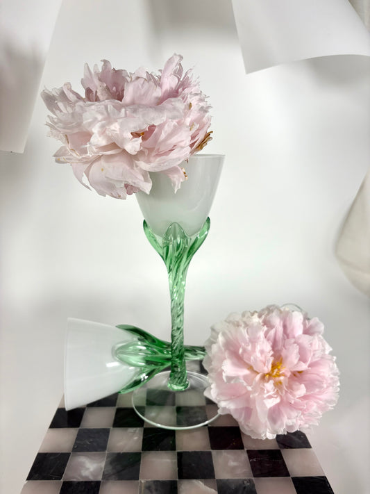 Mundgeblasene Vintage Kerzenhalter in Blumenform mit weißem Glas und lindgrünem gedrehten Stiel (2er Set)