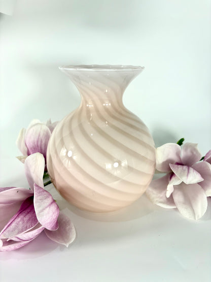 Rosa Murano Venini Swirl Vase mit Wellenrand, Lattimo Filigrana Italy 1970er