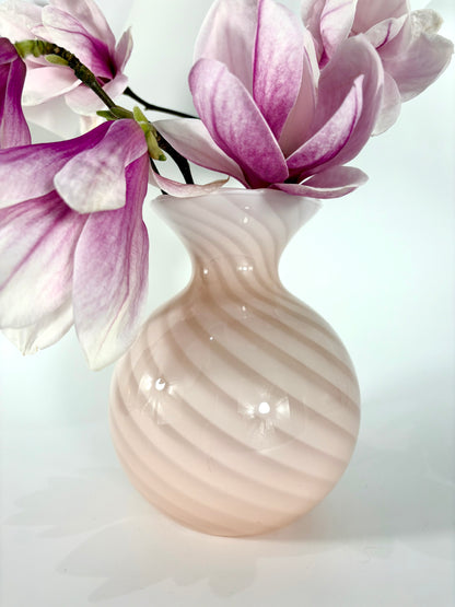Rosa Murano Venini Swirl Vase mit Wellenrand, Lattimo Filigrana Italy 1970er