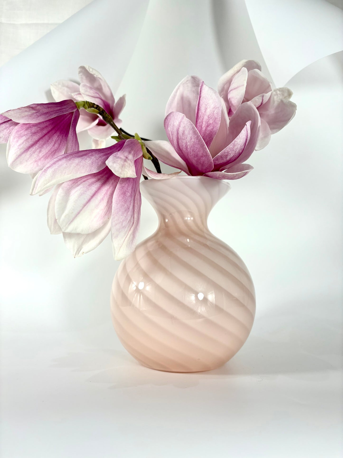 Rosa Murano Venini Swirl Vase mit Wellenrand, Lattimo Filigrana Italy 1970er