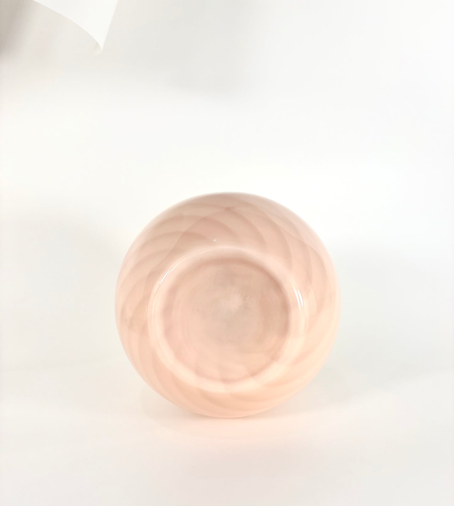 Rosa Murano Venini Swirl Vase mit Wellenrand, Lattimo Filigrana Italy 1970er